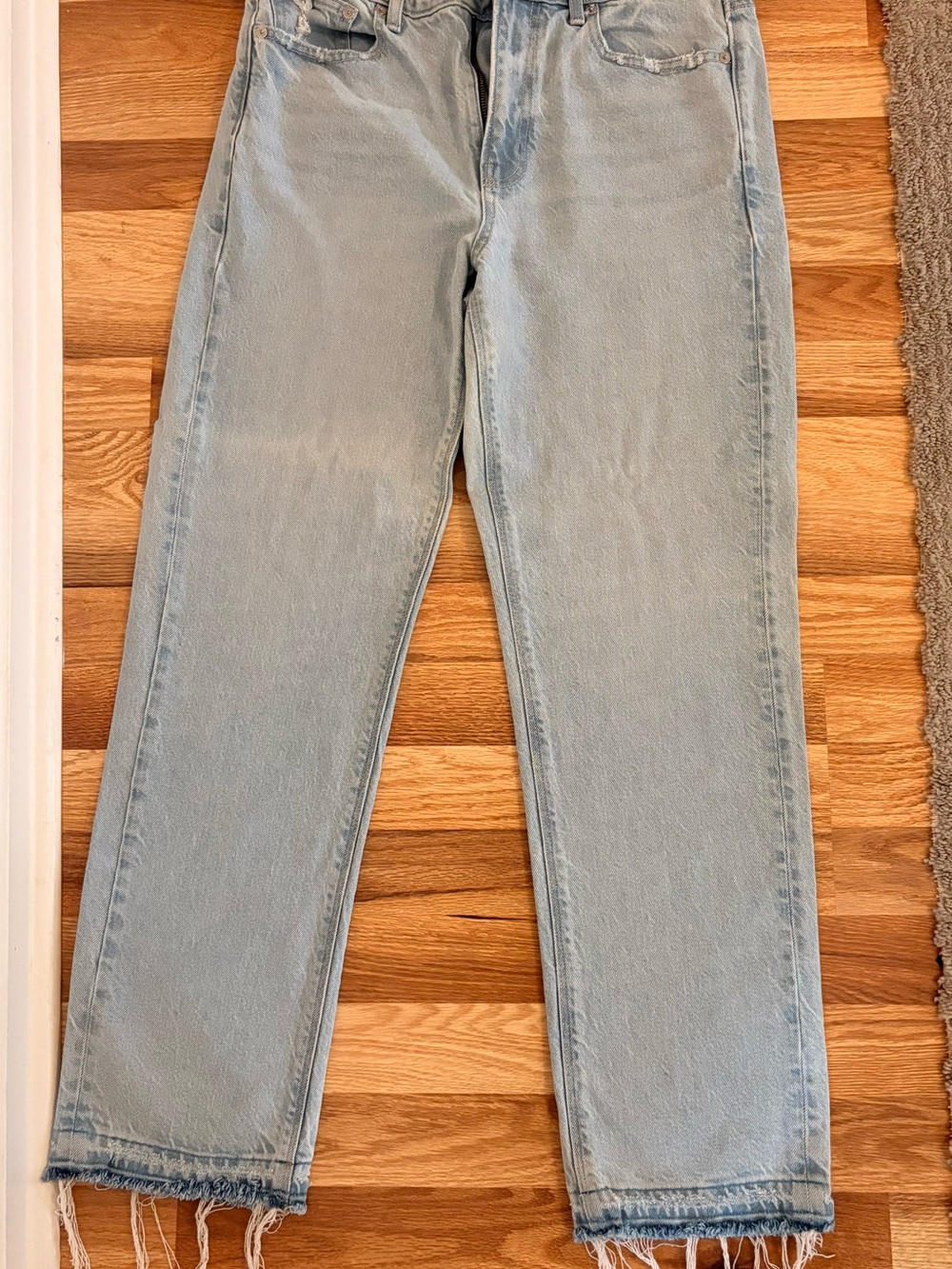 American Eagle Light Wash Distressed Straight Leg Jeans – Size 8 Short